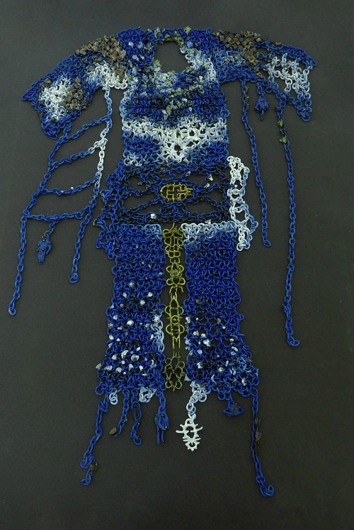 藍色長袍  陶瓷  115cm x 214cm x 18cm  2019
