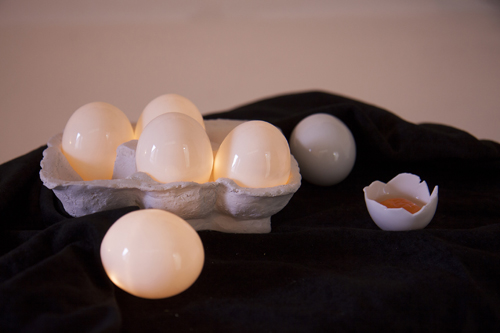 蛋，吳敏慧，陶土、瓷土、燈光裝置，尺寸可變，2016