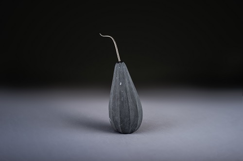 小瓜呆，樊燕君，6 × 6 × 25 cm，黑大理石、不鏽鋼，2016