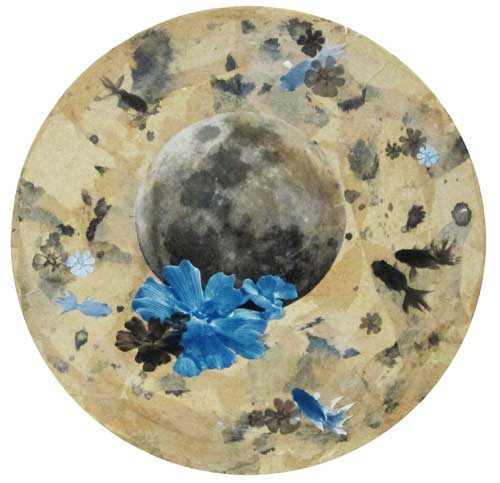 陳佩玲　  水中月   陽光、時間、藍曬、紙 、膠片、畫布框   D =40 cm        2014