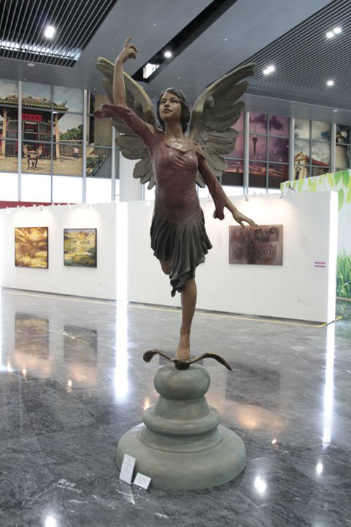 霸氣的天使 黃家龍 250  ×  160 × 150 cm   玻璃鋼 2010
