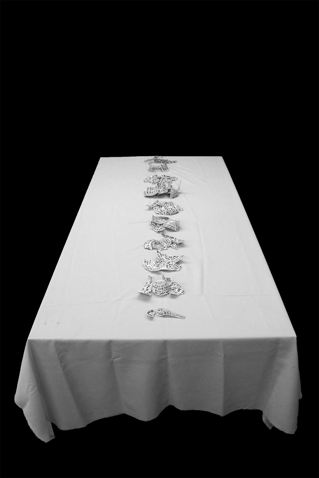 飯桌，黃毓童，陶瓷、布、桌子及行為（攝影記錄），尺寸可變，2020