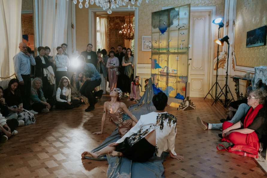 一張含有 服裝, 室內, 人員, 足部穿著 的圖片
AI 產生的內容可能不正確。